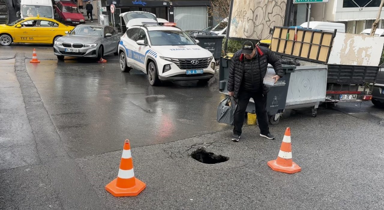 İstanbul’un Şişli ilçesinde etkili olan yağmur sonrası yolda çökme meydana