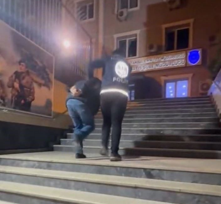 İstanbul’da sosyal medyada polis yeleği giyerek yayın yapan şahıs gözaltına