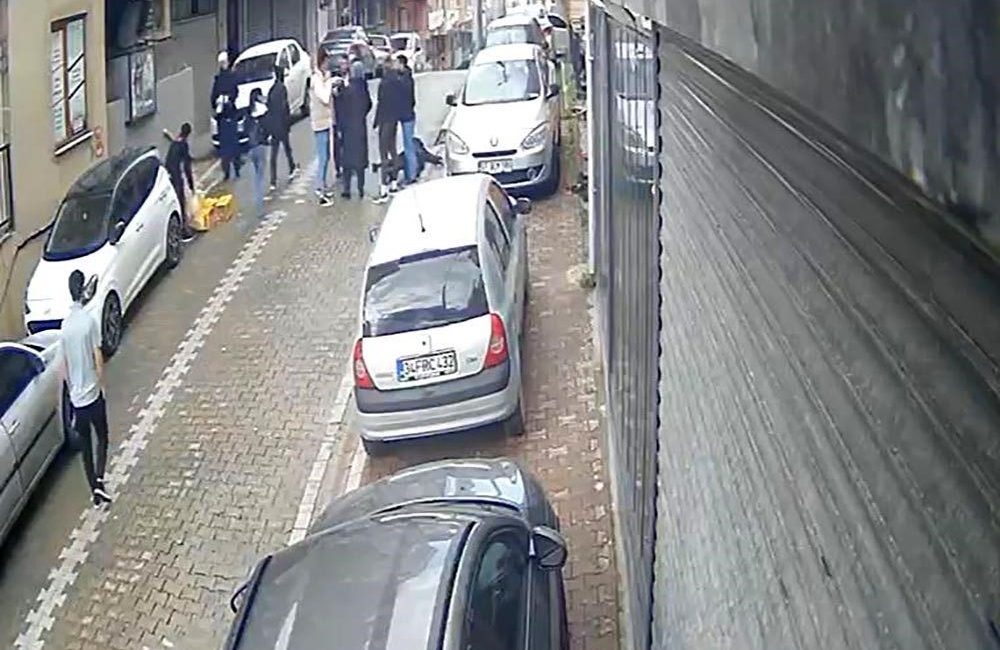İstanbul Esenyurt’ta iki kadın, sosyal meydandan tartıştığı başka bir kadını