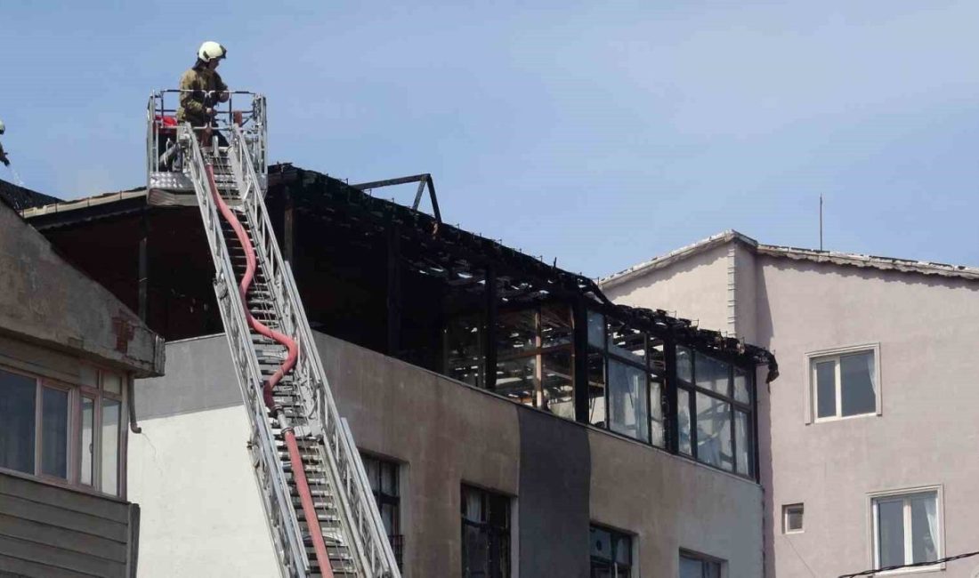 Sultanbeyli’de çıkan yangında bitişik iki binanın çatısı küle dönerken, 1
