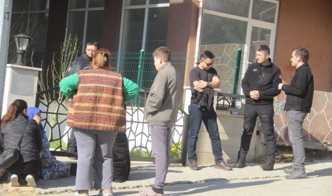 Çanakkale’nin Bayramiç ilçesinde bir kişi, tartıştığı eşini av tüfeğiyle vurarak