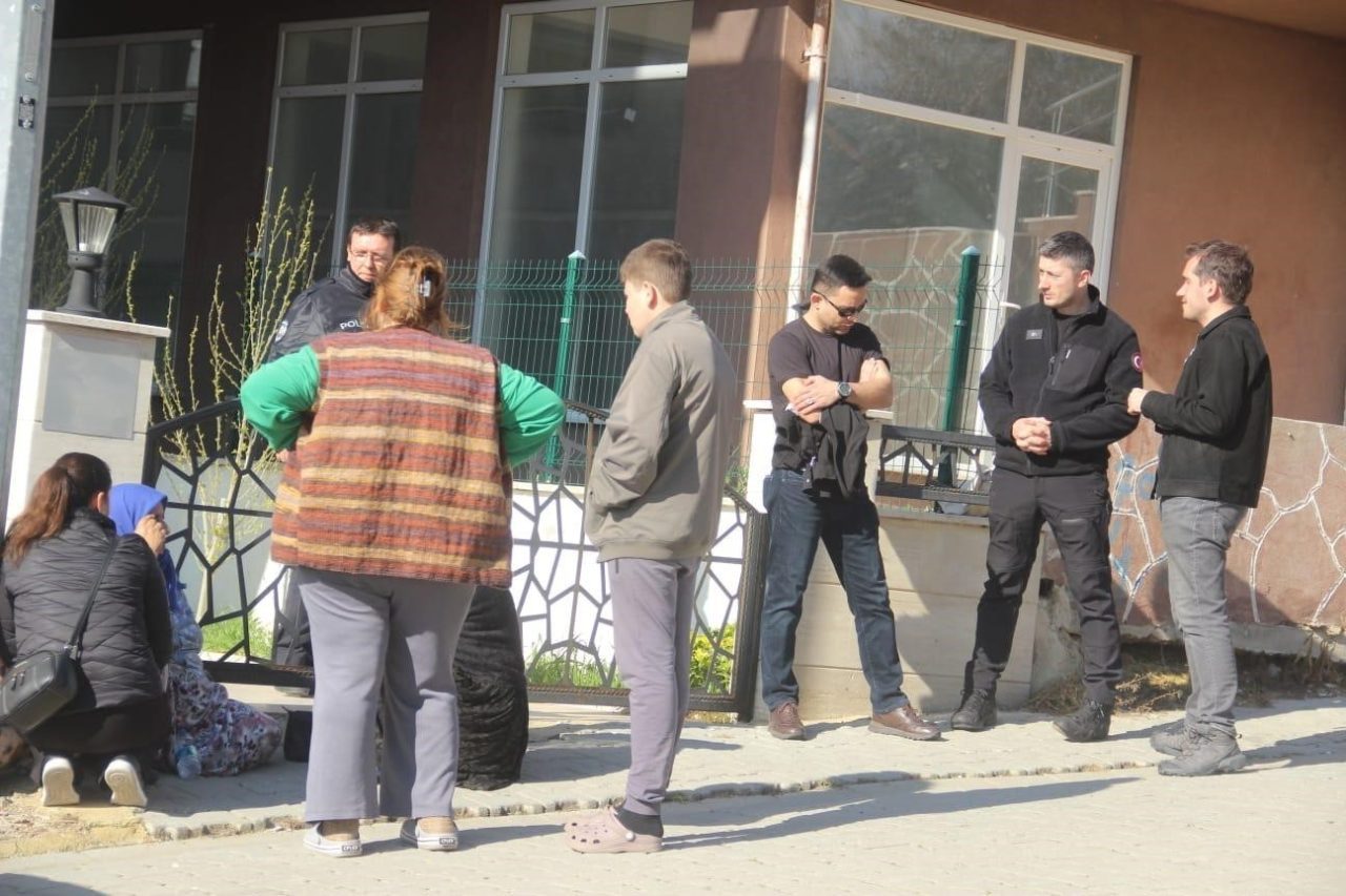 Çanakkale’nin Bayramiç ilçesinde bir kişi, tartıştığı eşini av tüfeğiyle vurarak