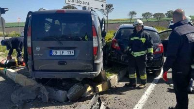 Tekirdağ’ın Muratlı ilçesinde hafif ticari araç ile otomobilin çarpışması sonucu