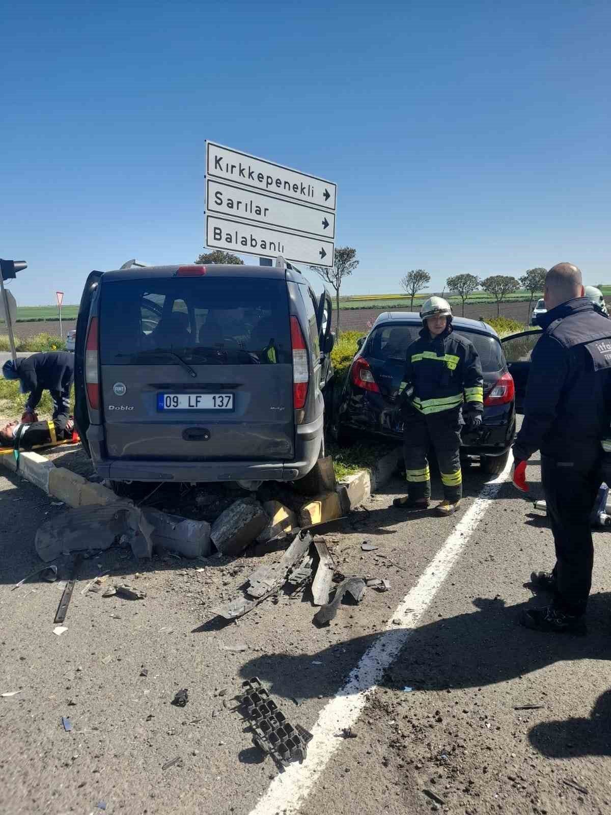 Tekirdağ’ın Muratlı ilçesinde hafif ticari araç ile otomobilin çarpışması sonucu