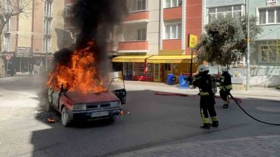 Tekirdağ Çorlu’da yolda stop eden bir otomobil, benzin takviyesi yapıldıktan