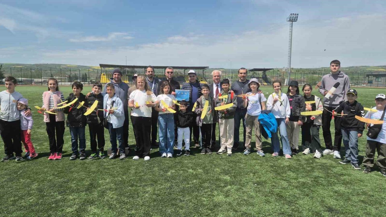 Tekirdağ’da düzenlenen model uçak yarışmasında yaklaşık 100 öğrenci gökyüzüyle buluşarak