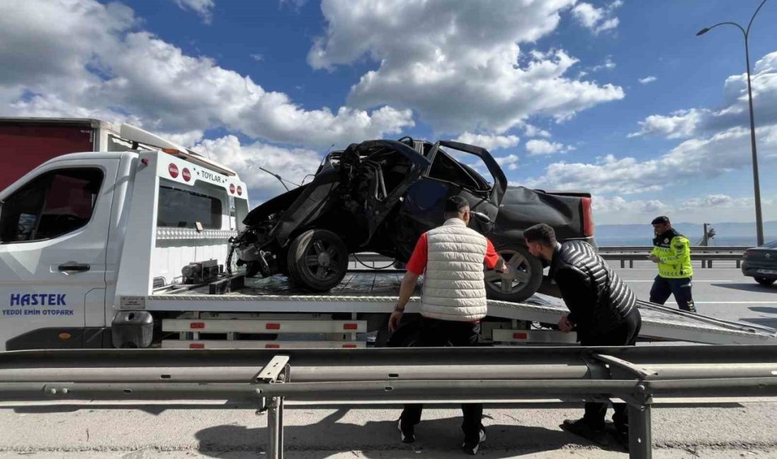 TEM Otoyolu’nun Kocaeli geçişinde kontrolden çıkan otomobilin yön levhasına saplandığı