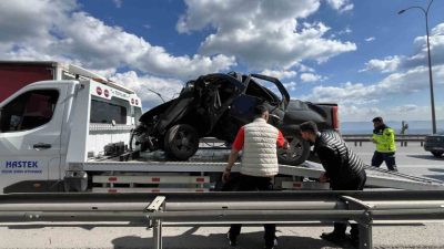 TEM Otoyolu’nun Kocaeli geçişinde kontrolden çıkan otomobilin yön levhasına saplandığı