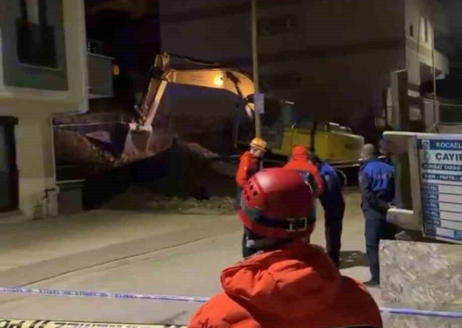 Kocaeli’nin Çayırova ilçesinde devam eden inşaatın temel kazısı sonrasında, bitişikteki
