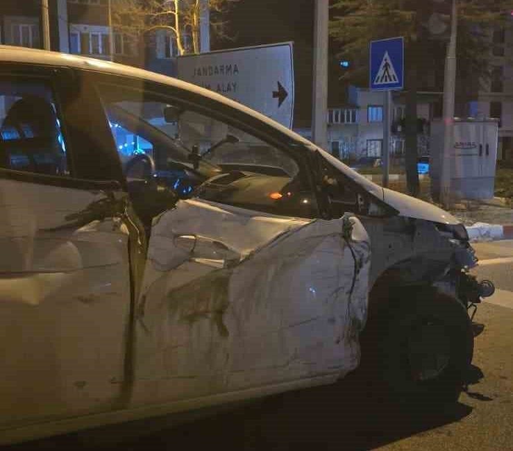 Bilecik’te sağ tarafından ağır hasar alan aracı trafikte gören sürücüler