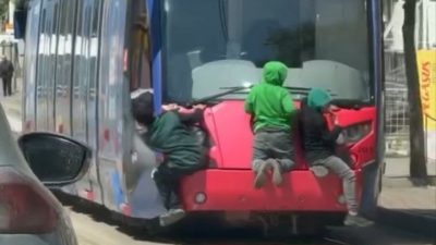 Bursa’da tramvayın arkasına tutunarak ilerleyen 3 çocuk, tehlikeli yolculuklarıyla yürekleri