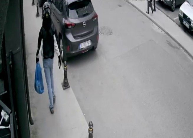 İstanbul Ümraniye’de otoparkta park halinde bulunan bir otomobilden 2 kilogram