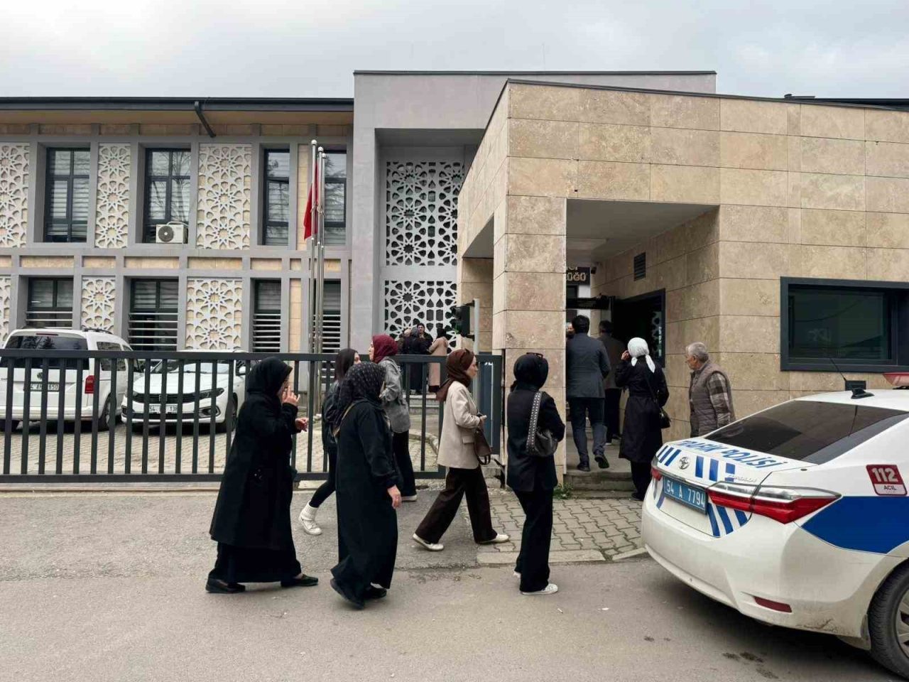 Sakarya’nın Akyazı ilçesinde, umre ibadetini yerine getirmek isteyen yaklaşık 200