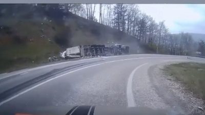 Bursa’nın İnegöl ilçesinde virajı alamayan su yüklü tırın devrildiği kazada