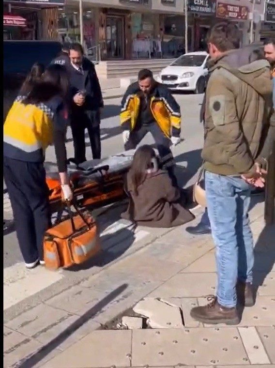 Tekirdağ’ın Çerkezköy ilçesinde yaya geçidinde meydana gelen kazada caddenin karşısına