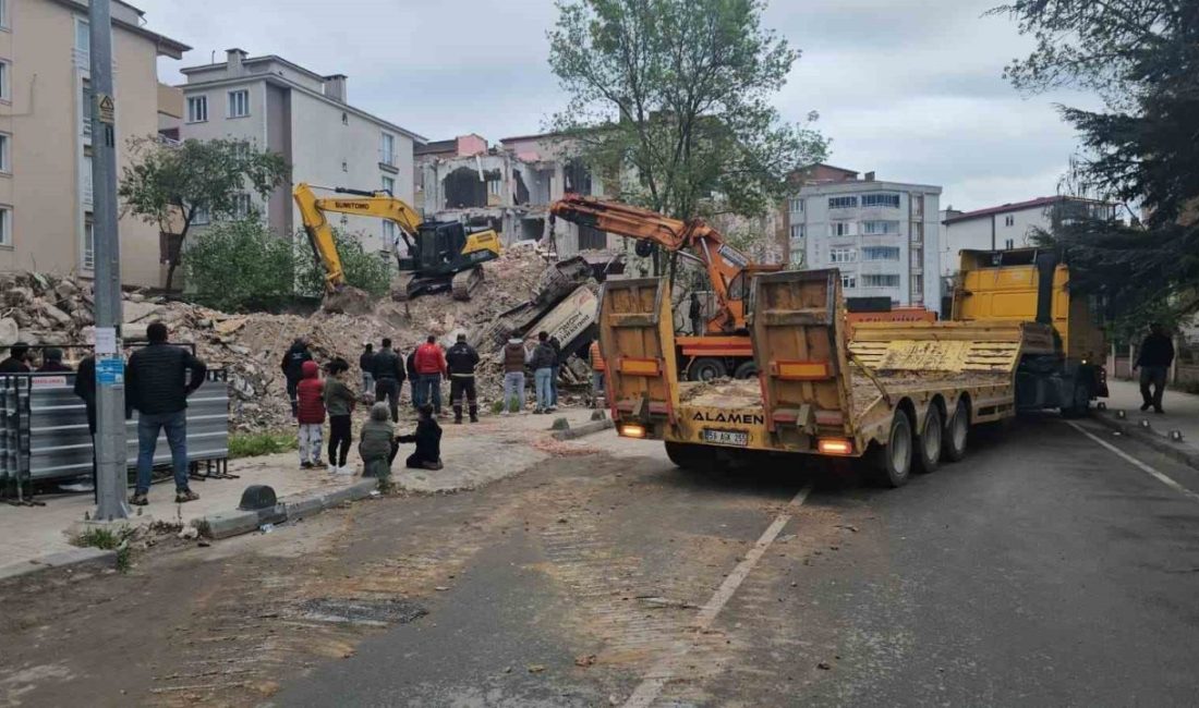 Tekirdağ’ın Çerkezköy ilçesinde kentsel dönüşüm çalışmalarında bina yıkımı yapan iş