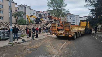Tekirdağ’ın Çerkezköy ilçesinde kentsel dönüşüm çalışmalarında bina yıkımı yapan iş