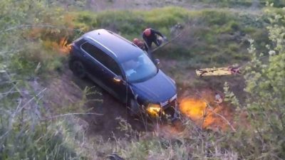 Balıkesir’in Bandırma ilçesinde otomobilin direksiyon hakimiyetini kaybeden sürücü, tarlaya uçması