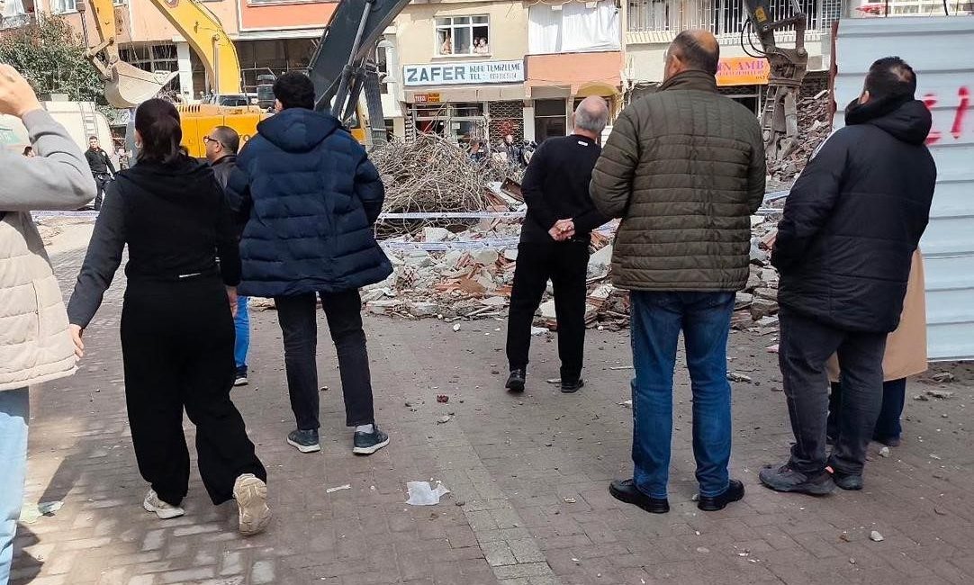 Zeytinburnu’nda kentsel dönüşüm kapsamında yıkımı yapılan binadan düşen beton parça,