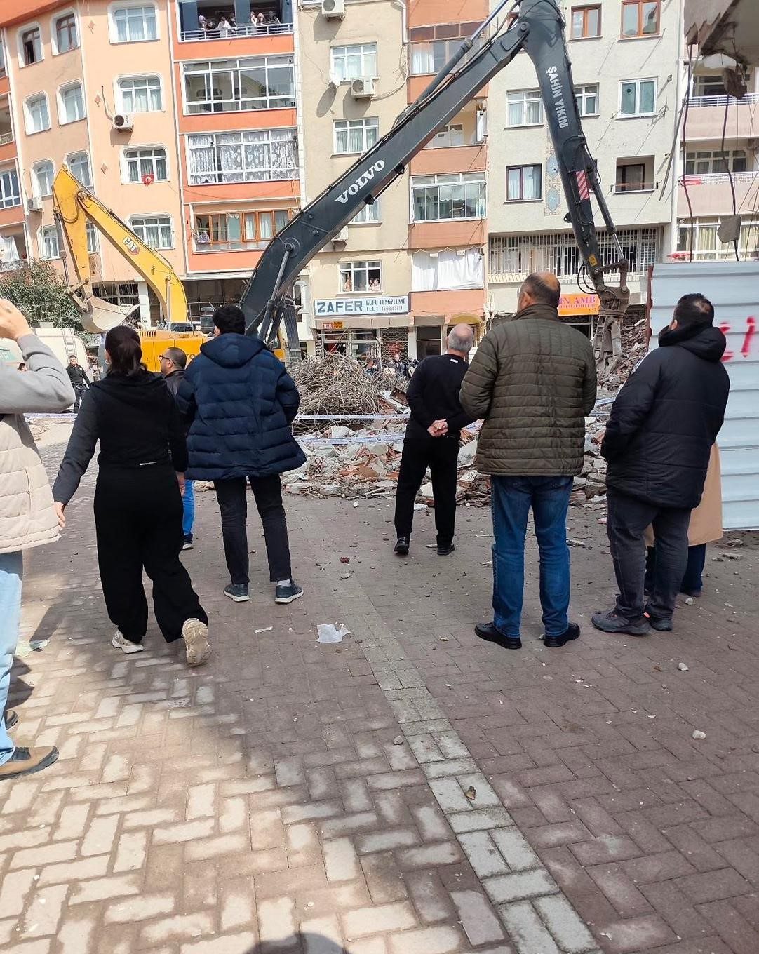 Zeytinburnu’nda kentsel dönüşüm kapsamında yıkımı yapılan binadan düşen beton parça,