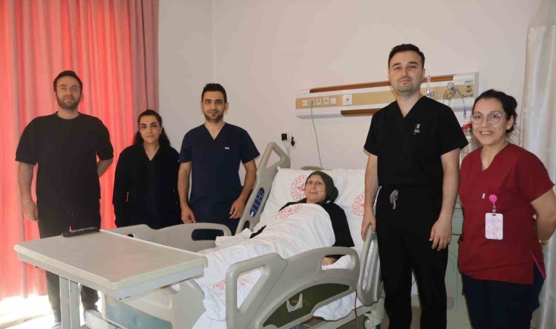 Sakarya Eğitim ve Araştırma Hastanesinde, kanser nedeniyle memesi alınan bir