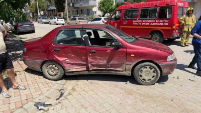 Balıkesir’in Gönen ilçesinde iki aracın çarpışması sonucu meydana gelen trafik