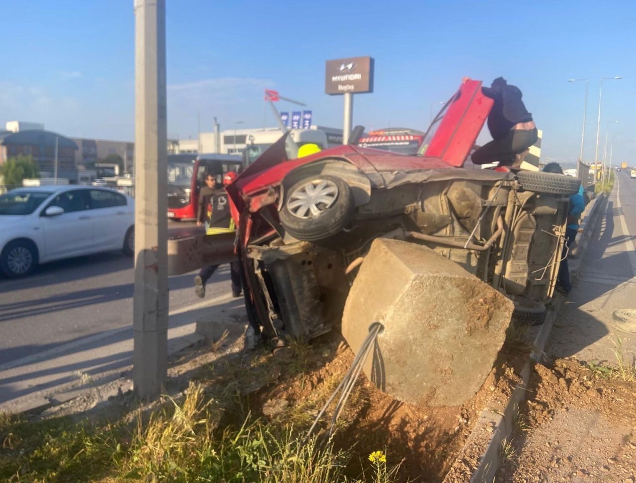 Balıkesir’in Bandırma ilçesinde meydana gelen tek taraflı trafik kazasında araç