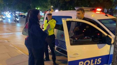 Bursa’nın İnegöl ilçesinde genç kızın örnek davranışı takdir topladı. Bankamatikte