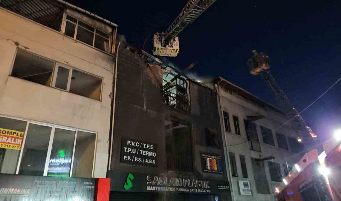 Bayrampaşa’da gece saatlerinde 5 katlı bir iş yerinin 3. katında