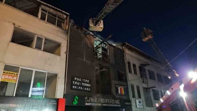 Bayrampaşa’da gece saatlerinde 5 katlı bir iş yerinin 3. katında