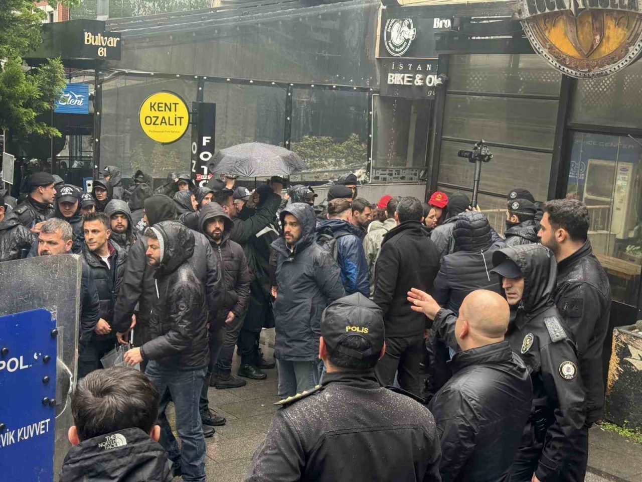 İstanbul’da 1 Mayıs nedeniyle Beşiktaş’tan Taksim’e çıkmak isteyen grup, polisin