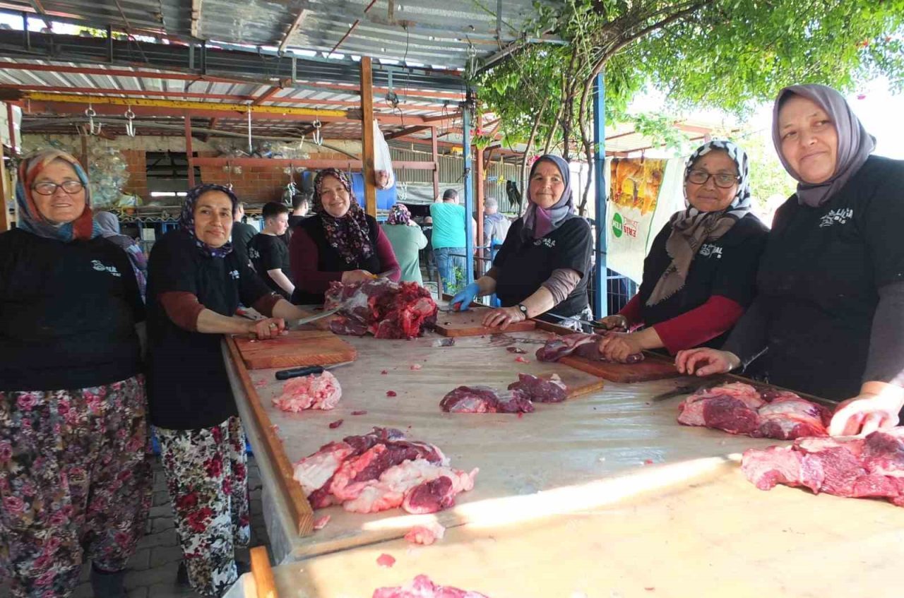Burhaniye ilçesinde, Kırban bayramı ile birlikte çeşitli yerlerde kurban kesimi