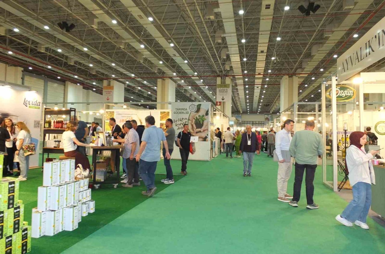 Burhaniye İlçesinde, zeytin üreticileri, İzmir Büyükşehir Belediyesi ev sahipliğinde, İZFAŞ