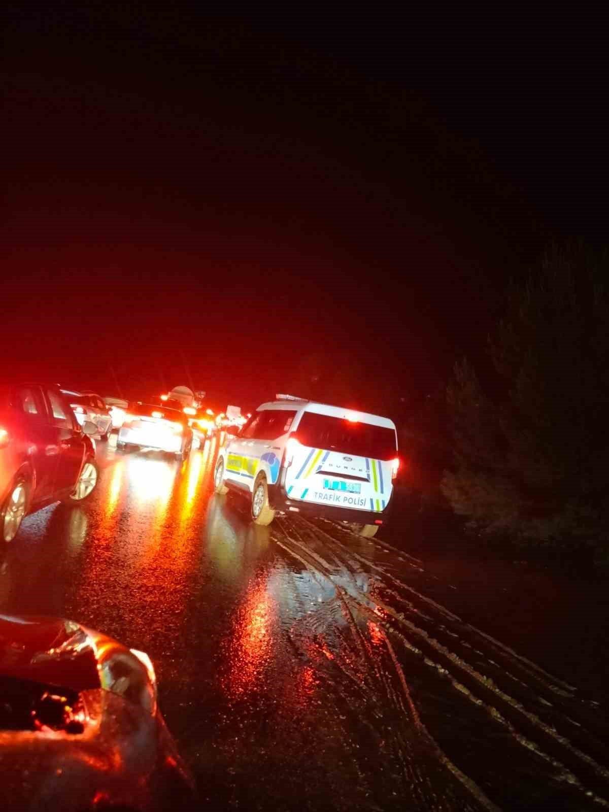 Bilecik’in Osmaneli ilçesinde etkili olan yağış sonrası dere yatağından taşan