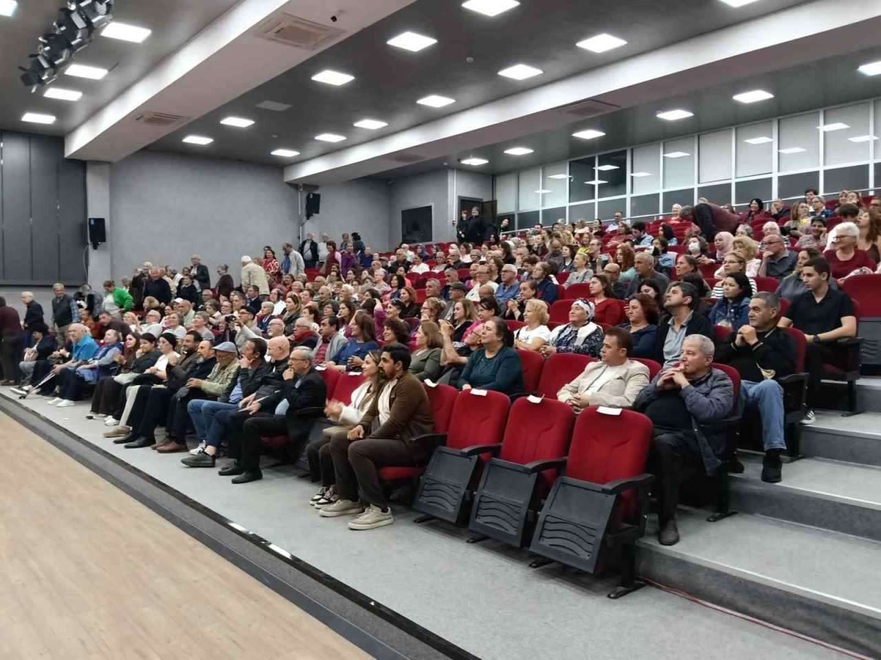 Gömeç İlçesinde düzenlenen bahara merhaba konseri yüzlerce sanatseveri buluşturdu. Zeki