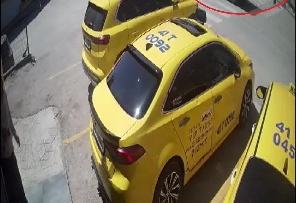 Kocaeli’nin İzmit ilçesinde beyaz bastonuyla yaya geçidinden yolun karşısına geçmeye