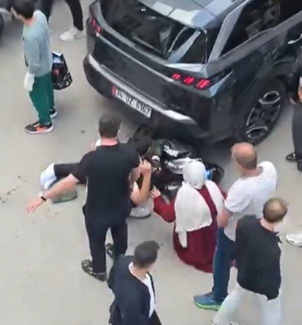 Pendik’te bir motosikletin otomobile çarpması sonucu meydana gelen trafik kazasında