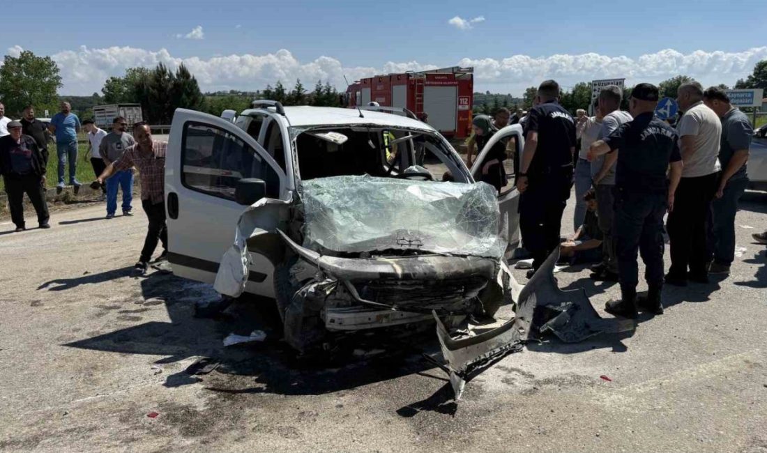 Sakarya’nın Kaynarca ilçesinde otomobil ile hafif ticari aracın çarpışması sonucu