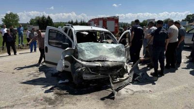 Sakarya’nın Kaynarca ilçesinde otomobil ile hafif ticari aracın çarpışması sonucu