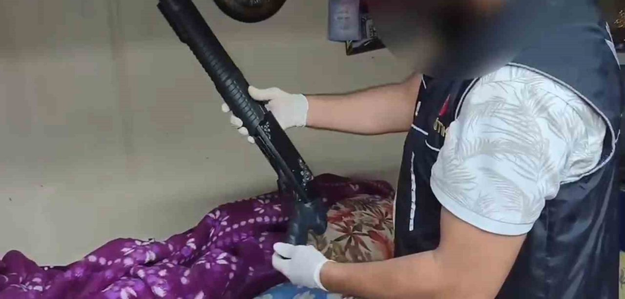 Sakarya’nın Erenler ilçesinde narkotik polisinin bir eve düzenlediği operasyonda kilolarca