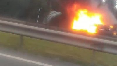 Yalova-Bursa yolunda seyir halindeki otomobil sabah saatlerinde alev aldı. Kısa