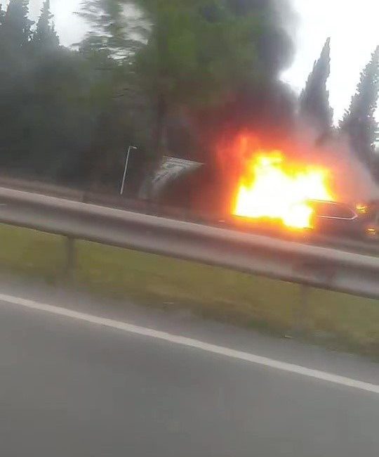 Yalova-Bursa yolunda seyir halindeki otomobil sabah saatlerinde alev aldı. Kısa