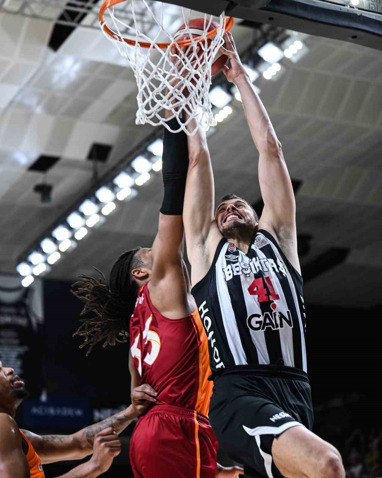 Türkiye Sigorta Basketbol Süper Ligi play-off çeyrek finali 3. maçında