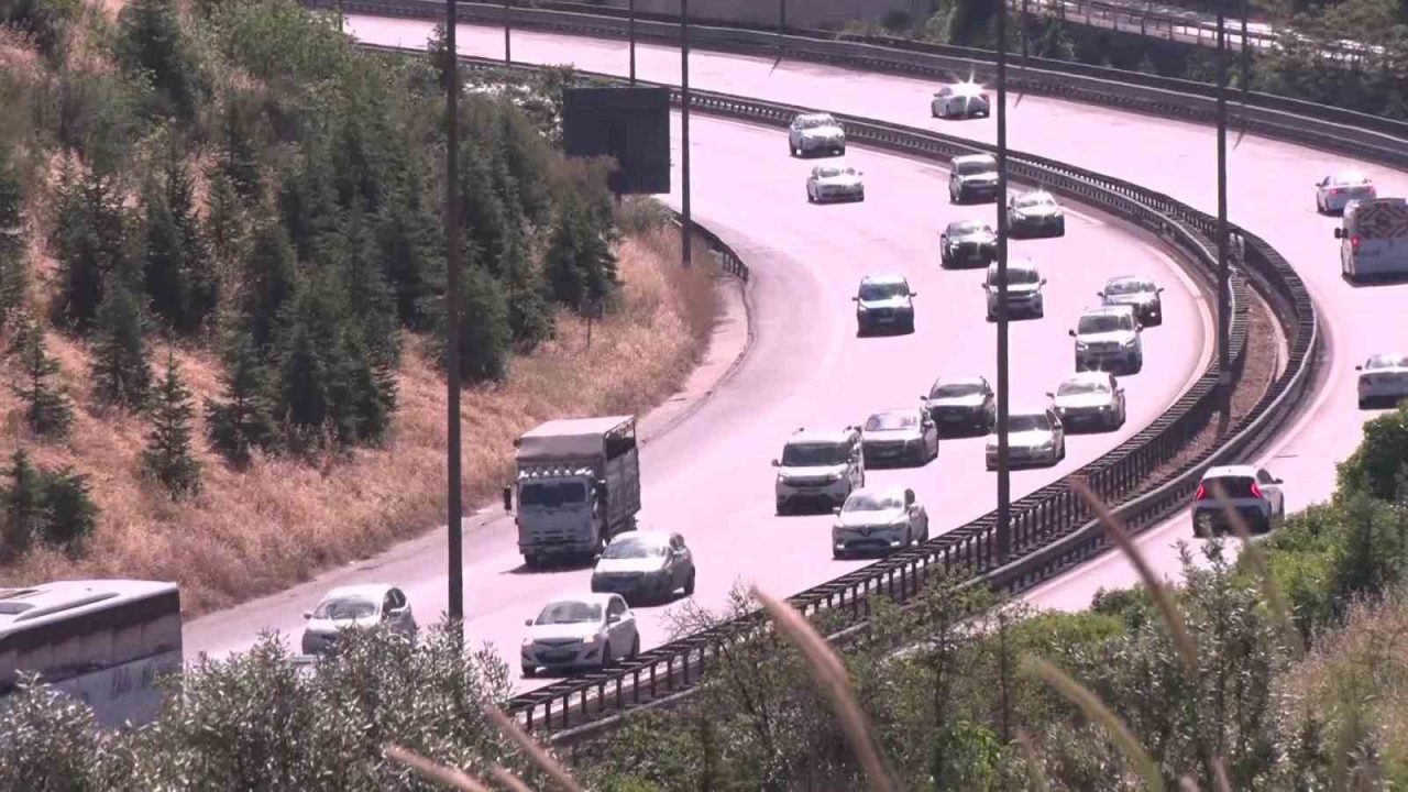Kurban Bayramı tatilinin sonuna yaklaşılırken dönüş yolculuğuna başlayan tatilciler, Kocaeli
