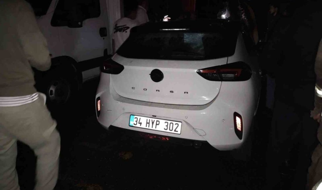 Üsküdar’da park halindeki bir otomobilde bulunan yangın iki araca sıçradı.