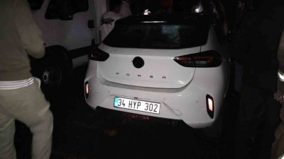 Üsküdar’da park halindeki bir otomobilde bulunan yangın iki araca sıçradı.