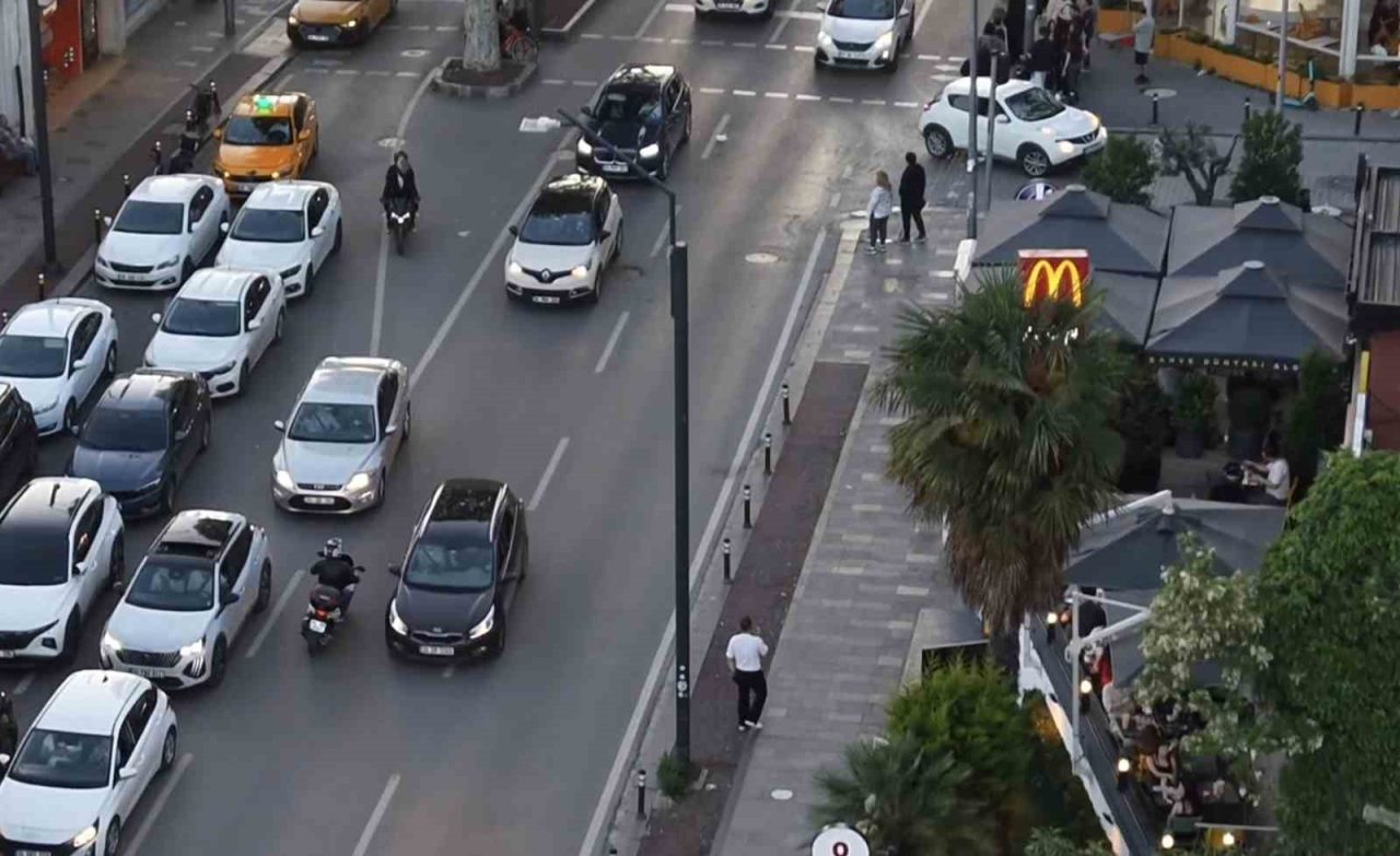 İstanbul Kadıköy Caddebostan Sahili’nde, kaldırımda motosiklet kullanan sürücülere yönelik denetim