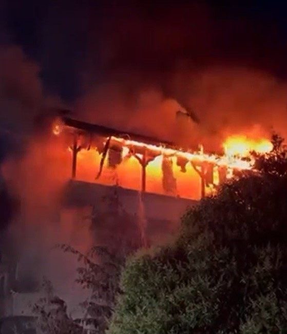 Sakarya’nın Kaynarca ilçesinde 3 katlı evin üst katında çıkan yangında