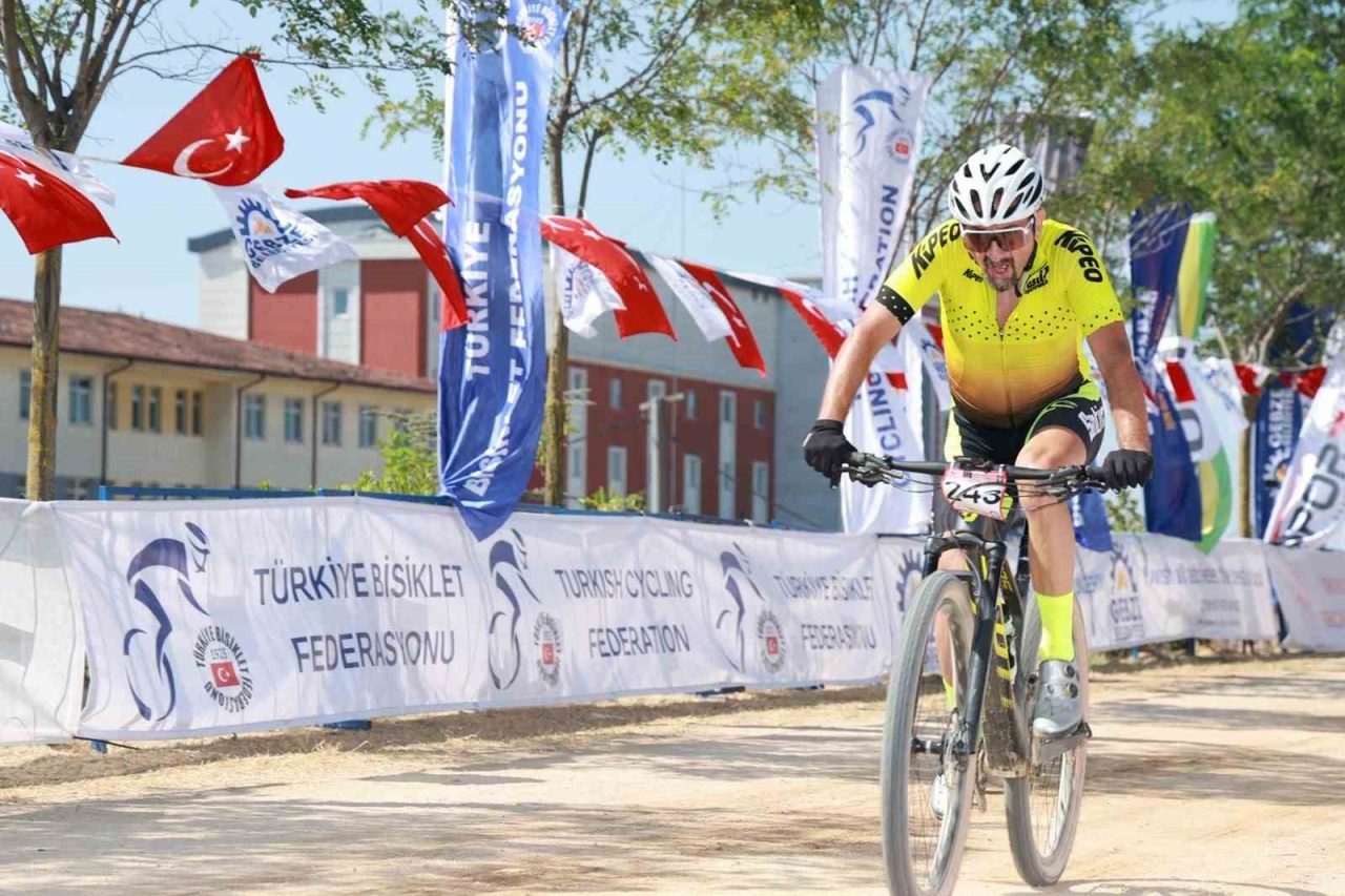 Gebze’de düzenlenen 4. Uluslararası Dağ Bisikleti Kupası’nda sporcular, iki gün