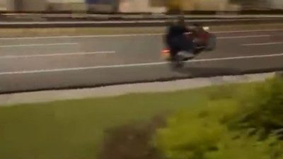 Bilecik’te motosikletiyle akrobatik hareketler yaparak trafik güvenliğini tehlikeye düşüren sürücü